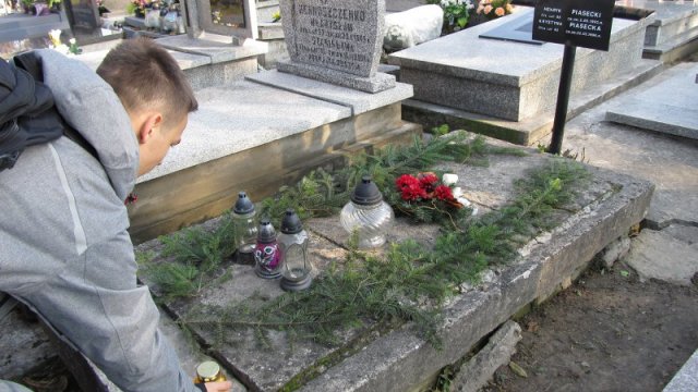Umarłych wieczność dotąd trwa, dokąd pamięcią im się płaci…